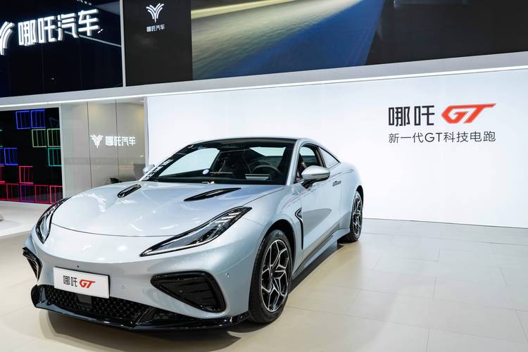 佛山332哪吒汽车在智能汽车领域的表现，领途汽车在新能源汽车市场中的影响力